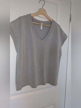 Cable & Gauge Grey V-Neck Cap Sleeve Top - Size XL